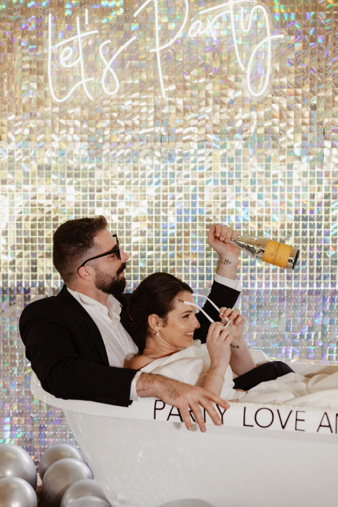 Photo de mariage originale dans une baignoire 